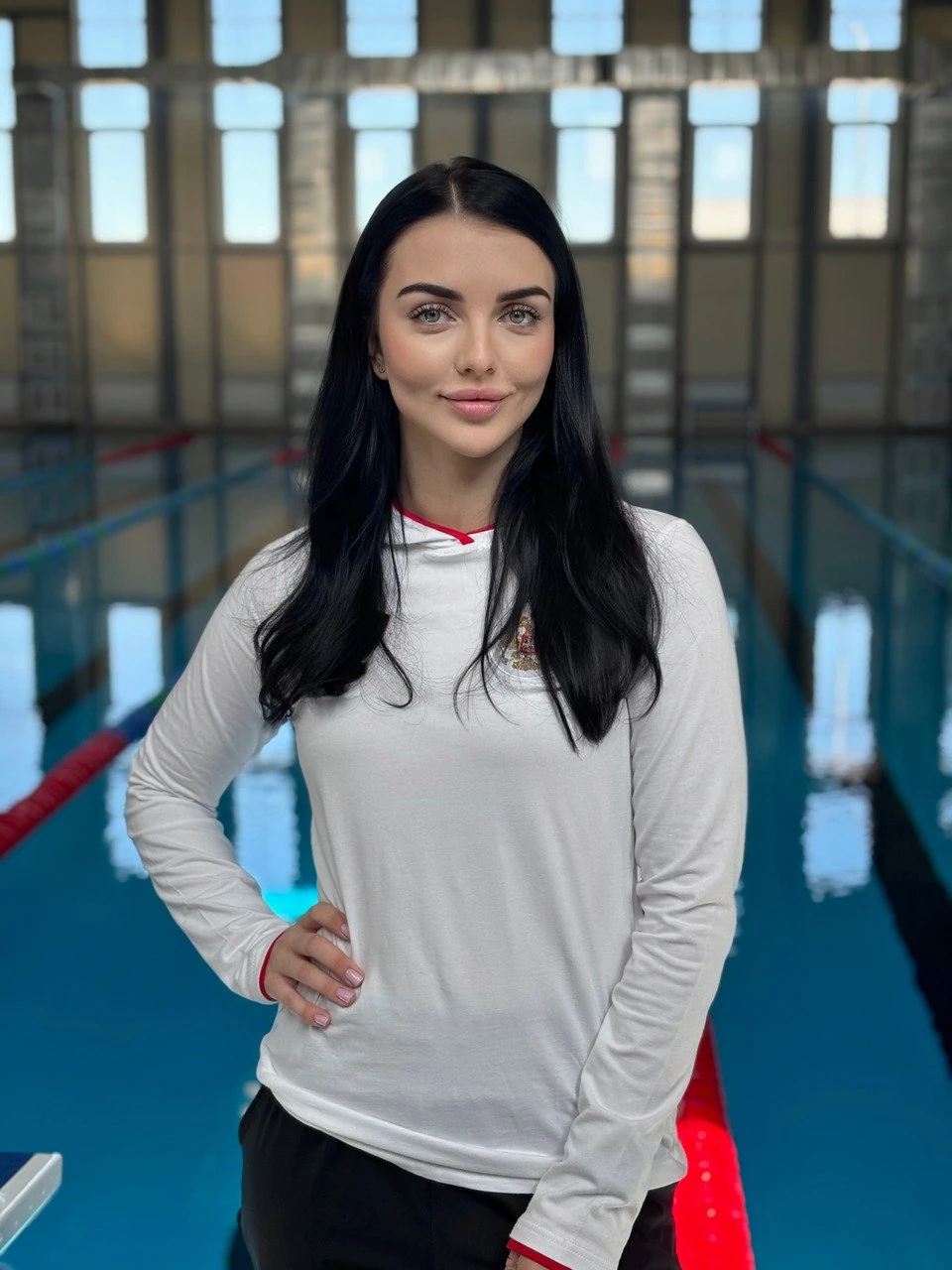 Тренер по плаванию Потапьева Ульяна Александровна у бассейна
