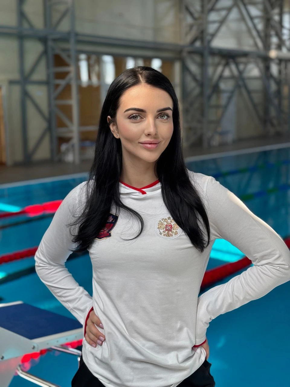 Потапьева Ульяна Александровна в спортивной форме на бортике бассейна
